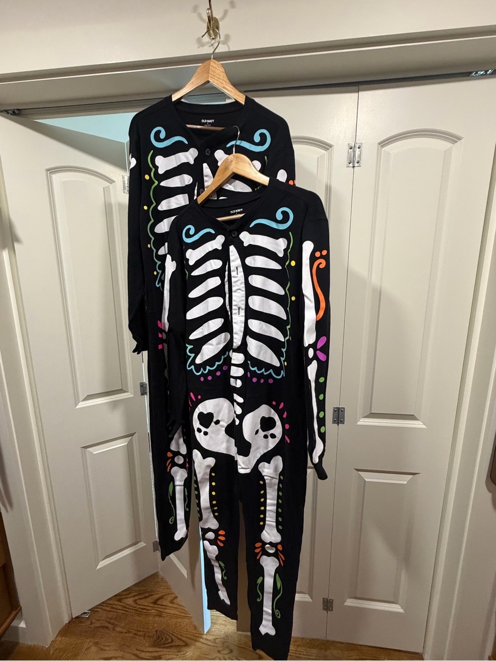 (2) OLD NAVY Skeleton Day of the Dead One Piece Halloween Pajamas — MEN’S MEDIUM